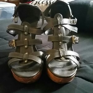 Grey and brown wedges